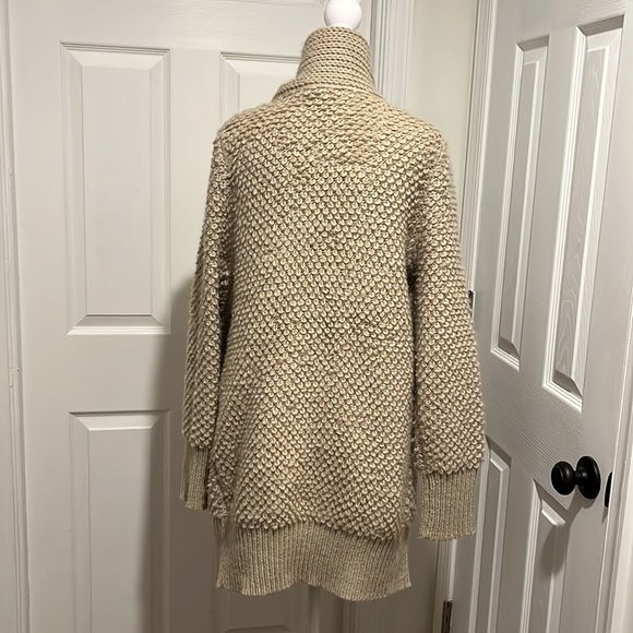 NWOT: Oatmeal colored Banana Republic heavy sweater made of Italian yarn. Size L - Picture 3 of 6